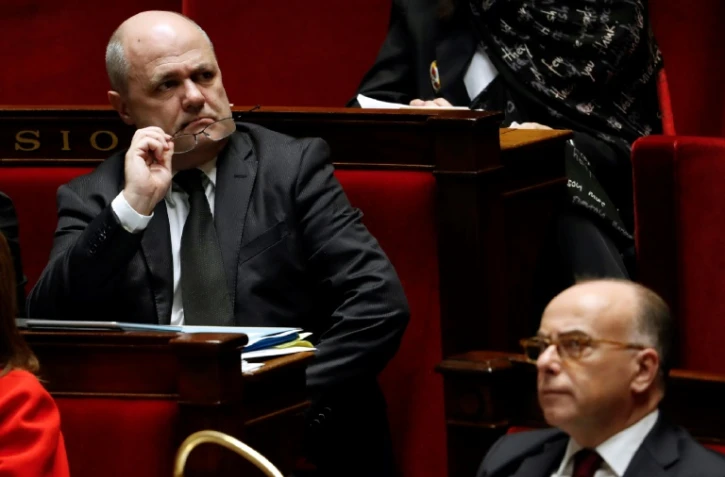 Le ministre de l'Intérieur Bruno Le Roux près du Premier ministre Bernard Cazeneuve à l'Assemblée nationale à Paris le 13 décembre 2016
