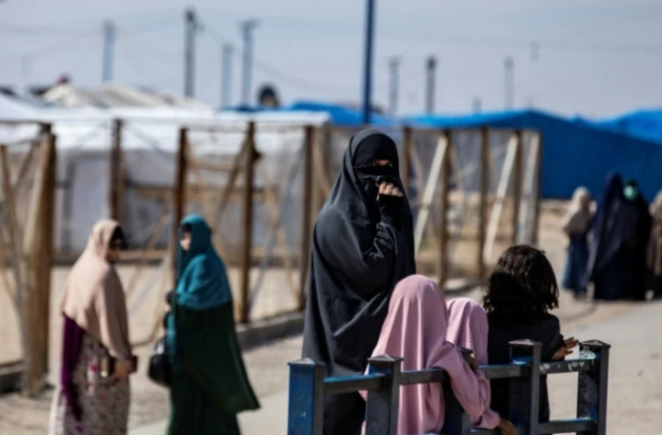 Des femmes et des enfants au camp Roj, où sont détenus des proches de combattants présumés du groupe État islamique (EI), dans la province de Hassakah, au nord-est de la Syrie, le 8 octobre 2023 ( AFP / Delil souleiman )
