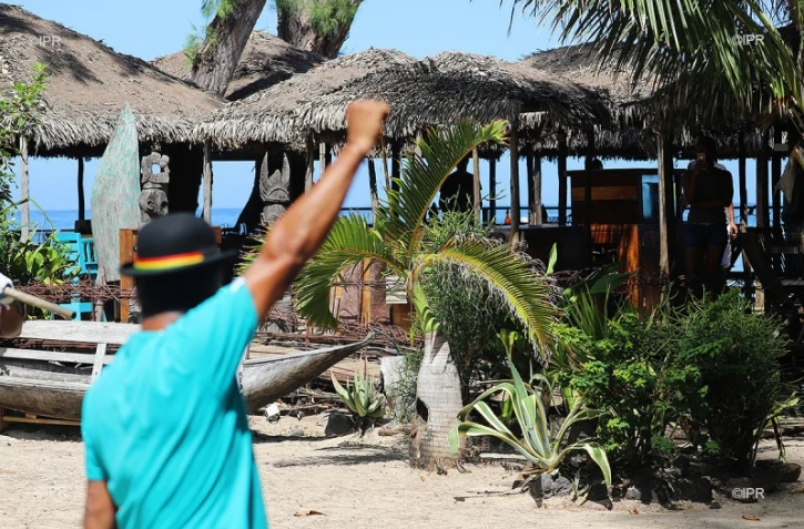 Manifestation contre les paillotes de plage KURR
