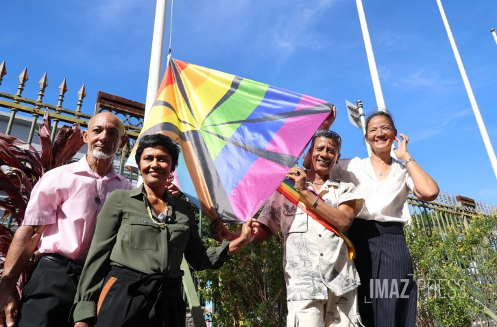 Saint-Denis : levée de drapeau arc-en-ciel pour le mois des visibilités [?]