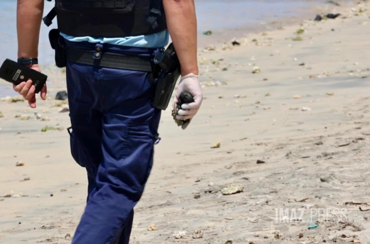 Baignade interdite à La Saline, des boulettes de fioul sur le sable