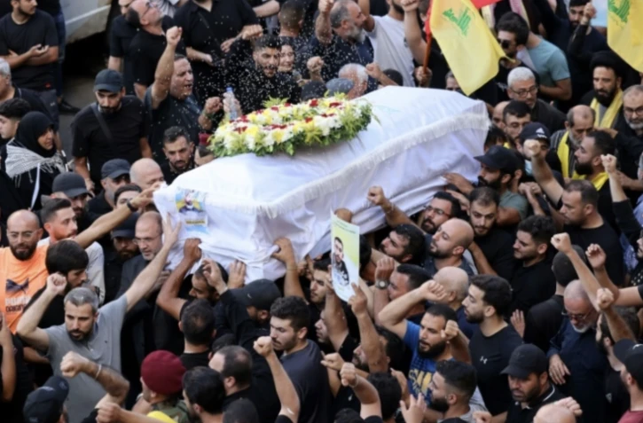 Procession funéraire dans la banlieue sud de Beyrouth d'une personne tuée lors de l'explosion de centaines de bipeurs du Hezbollah libanais la veille, le 18 septembre 2024 ( AFP / ANWAR AMRO )