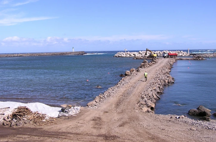 Saint-Pierre : début des travaux de drapage du port
