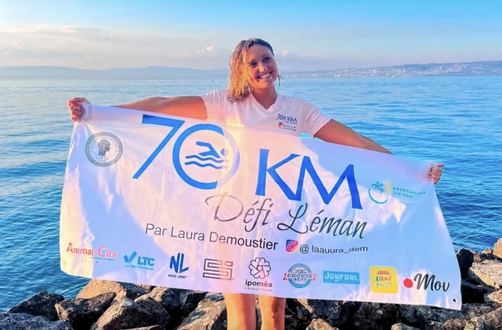 La Réunionnaise Laura Demoustier traverse le lac Léman à la nage