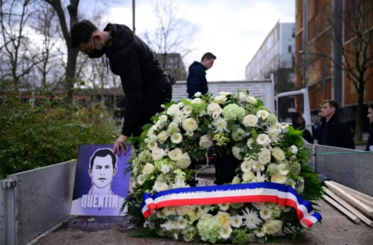 Une couronne de fleurs et un portrait de Quentin Deranque avant une marche en sa mémoire, le 21 février 2026 à Lyon ( AFP / OLIVIER CHASSIGNOLE )