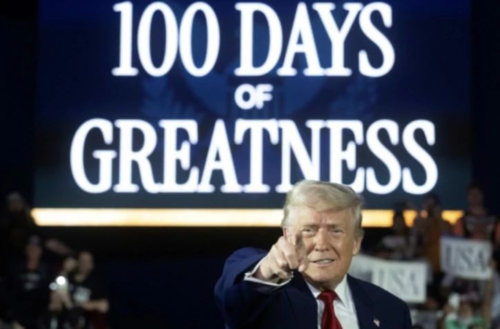 Le président américain Donald Trump prononce un discours marquant les cent premiers jours de son second mandat à Warren (Michigan), le 29 avril 2025 ( AFP / Jim WATSON )
