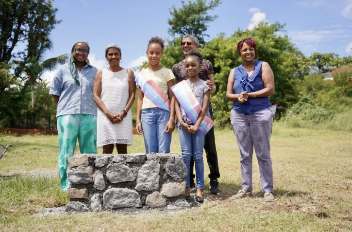 pose de la première pierre du groupe scolaire transitoire de champ fleuri 