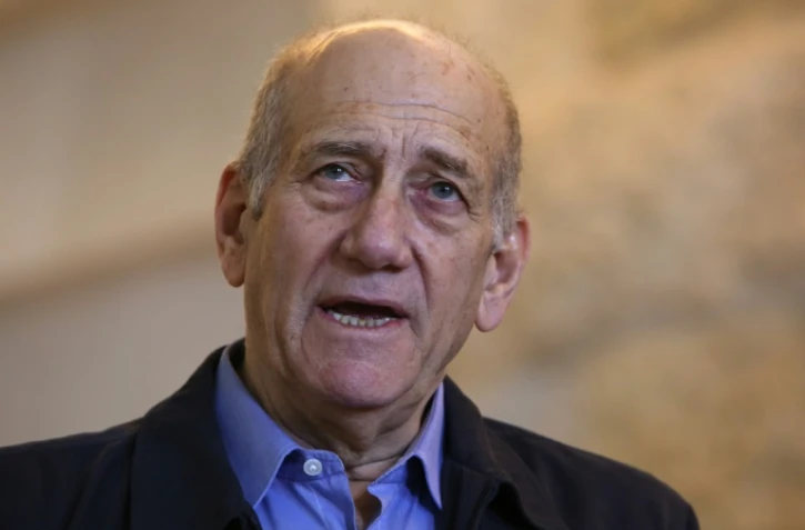 Ehud Olmert à la sortie du tribunal le 29 décembre 2015 à Jérusalem