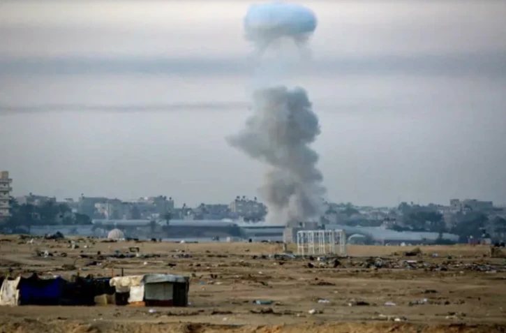 Des volutes de fumée se dégagent après un bombardement à Rafah, dans le sud de la bande de Gaza, le 31 mai 2024 ( AFP / Eyad BABA )