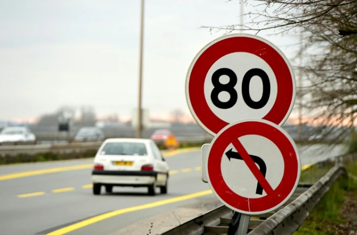 Le porte-parole du gouvernement a confirmé mercredi que la limitation de la vitesse à 80 km/h serait appliquée le 1er juillet sur l'ensemble des routes secondaires sans séparation de voies, malgré la grogne d'élus locaux