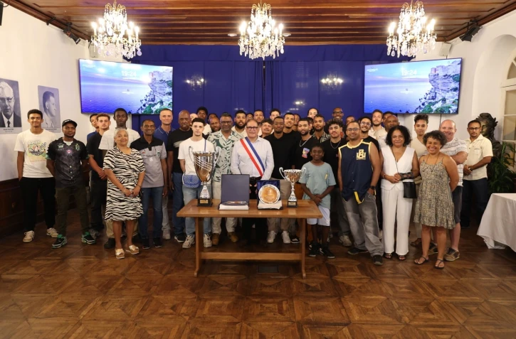 Saint-Pierre : les champions de handballl de la Réunion reçus par la municipalité