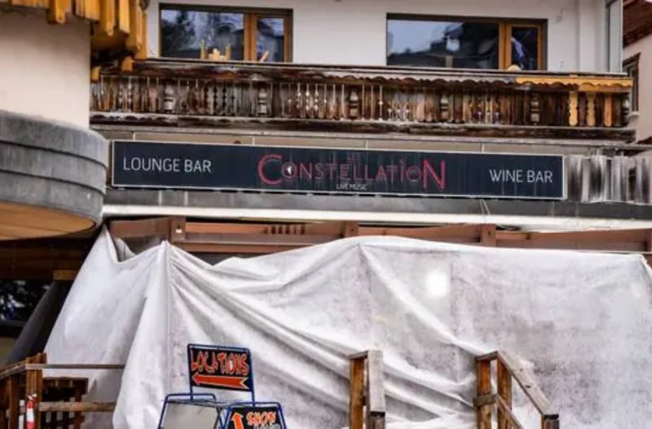 Un avocat suisse a annoncé lundi 12 janvier 2026 avoir déposé plainte contre « Charlie Hebdo » à la suite d’une caricature en lien avec l’incendie meurtrier du bar Le Constellation de la station de ski de Crans-Montana. | MAXIME SCHMID / AFP