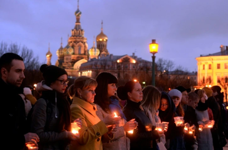 Des personnes se recueillent à la mémoire des victimes de l'attentat dans le métro,  le 5 avril 2017 à Saint-Pétersbourg