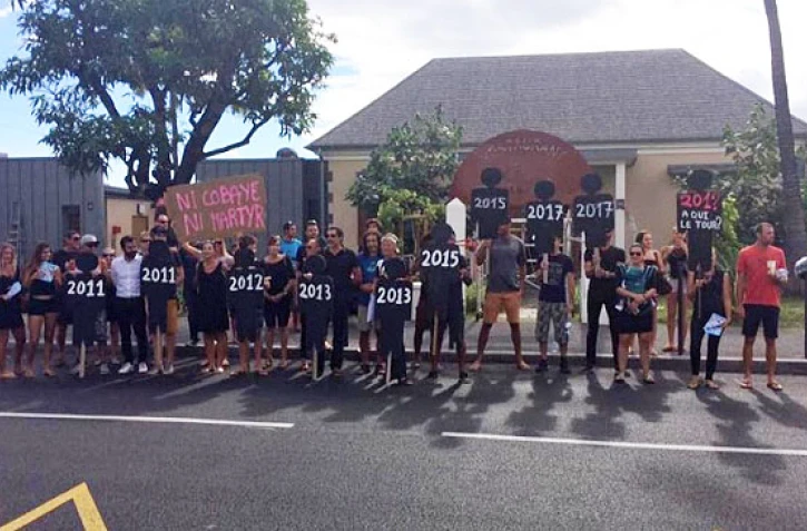 Un rassemblement devant les locaux du CRA