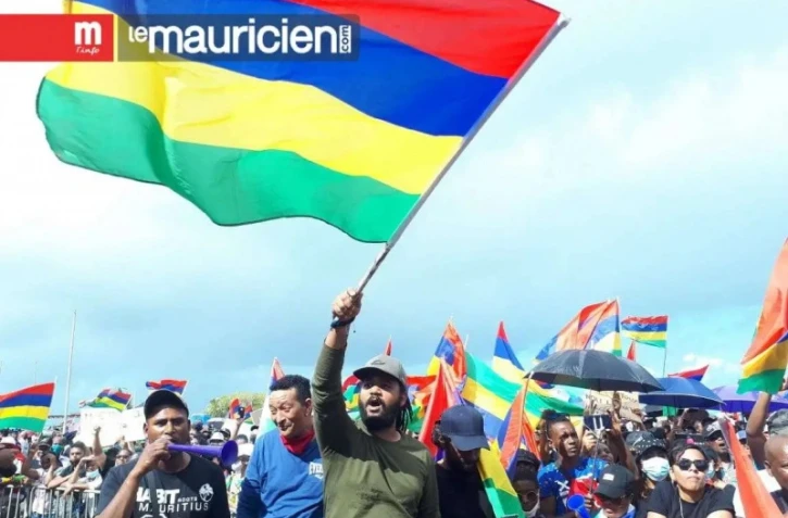 Maurice : des milliers de personnes dans la rue contre la gestion de la marée noire