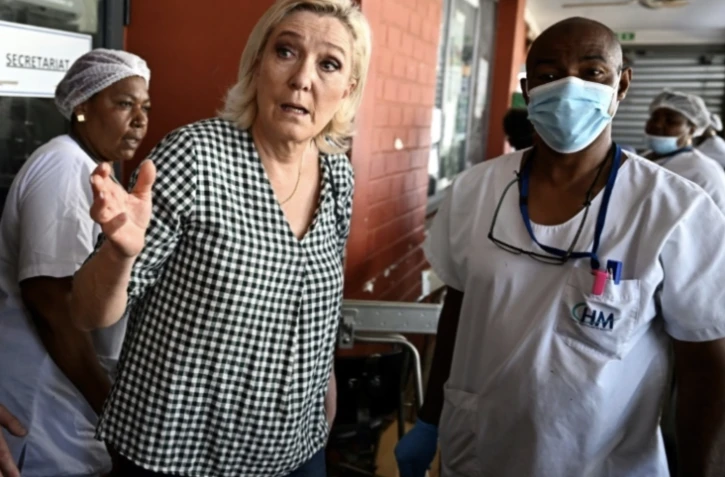 La patronne des députés Rassemblement National à l'Assemblée nationale Marine le Pen lors de son déplacement le 6 janvier 2025 dans l'hôpital de Mamoudzou à Mayotte ( AFP / JULIEN DE ROSA )
