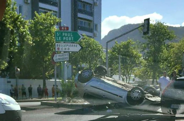 Voiture sur le toit boulevard sud 