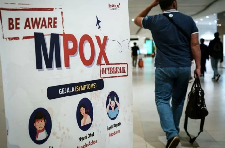Un panneau d'information sur la variole du singe (mpox) à l'aéroport international Soekarno-Hatta de Tangerang, le 26 août 2024 en Indonésie.