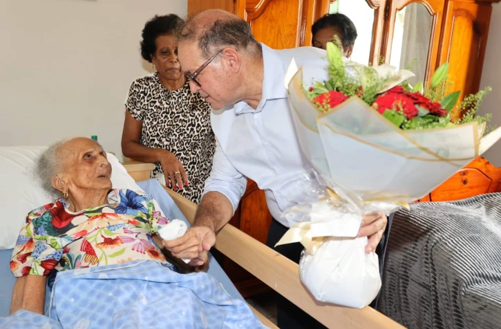 Saint-Pierre : pour ses 106 ans, Agathe Berthéa reçoit la visite du maire