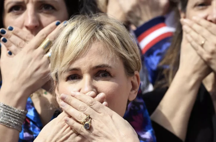  L'actrice française Judith Godreche pose aux côtés de femmes engagées contre les violences faites aux femmes, sur les marches du Palais des Festivals, en marge de la 77e édition du Festival de Cannes, le 16 mai 2024. © Valery Hache, AFP 