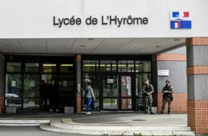 Des gendarmes devant le lycée de l'Hyrome à Chemille-en-Anjou, le 27 mai 2024 dans le Maine-et-Loire ( AFP / Sebastien Salom-Gomis )