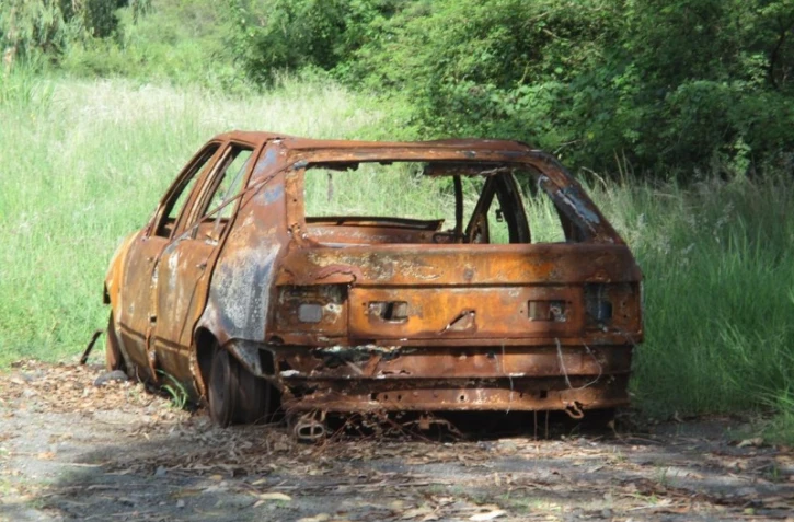 Band Cochon : florilège de carcasses de voitures 