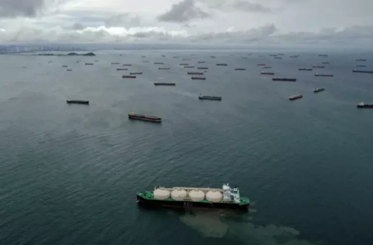 Vue aérienne de navires de marchandises attendant de pouvoir accéder au canal de Panama, le 23 août 2023 dans la baie de Panama ( AFP / Luis ACOSTA )