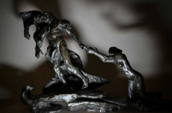 Une version de "L'Âge mûr", célèbre sculpture de Camille Claudel, retrouvée par hasard dans un appartement parisien inhabité, est proposée aux enchères à Orléans le 16 février 2025 ( AFP / Lou Benoist )
