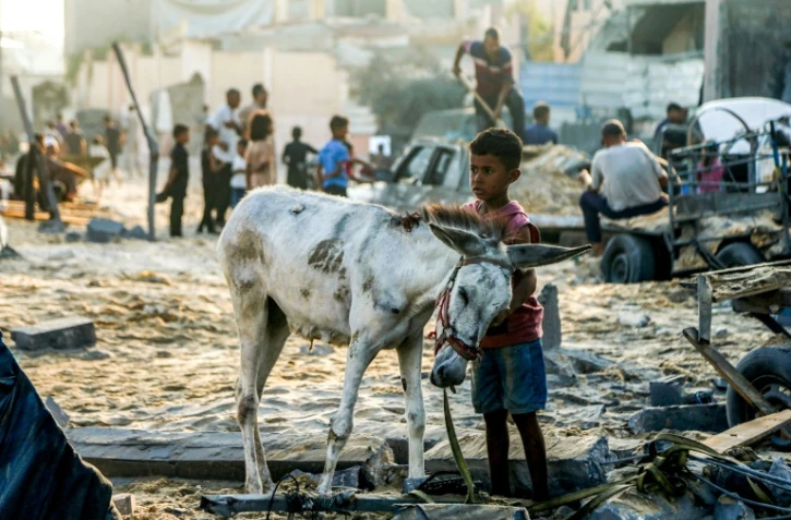 Dans les ruines de Khan Younès, dans le sud de la bande de Gaza, le 28 juillet 2025