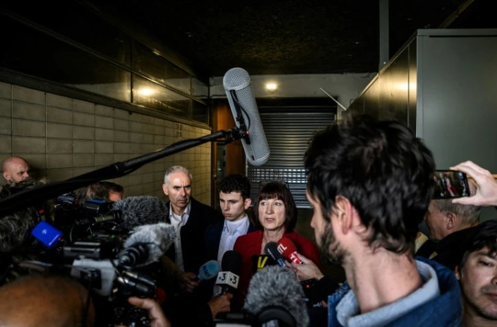 Sabine Grateloup (2e D), mère de Théo Grateloup (C) à la sortie du tribunal de Vienne, le jour du procès du groupe allemand Bayer, Theo Grataloup à la sortie du tribunal de Vienne, le jour du procès du groupe allemand Bayer, le 3 avril 2025
