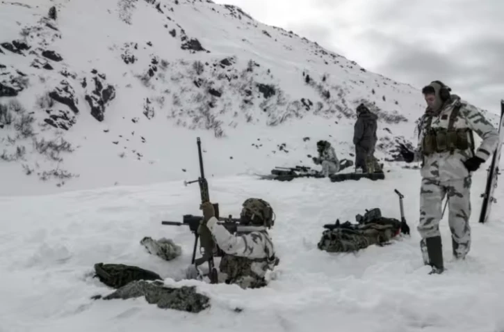Des chasseurs alpins participent à un exercice par temps froid dans les montagnes autour de Sainte-Foy-Tarentaise, le 28 janvier 2026 en Savoie ( AFP / Jeff PACHOUD )