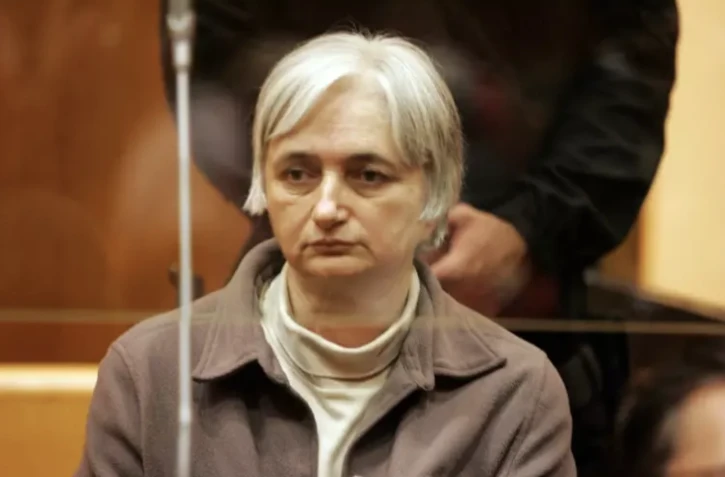 Monique Olivier, l'épouse du tueur en série français Michel Fourniret, attend au palais de justice de Charleville-Mézière, dans le nord de la France, le 29 mai 2008 ( AFP / FRANCOIS NASCIMBENI )