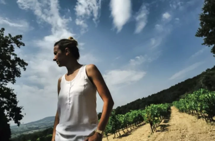 La viticultrice Anaïs Vallot sur sa parcelle des coteaux de Vinsobres, ombragée par des chênes centenaires, le 18 juillet 2023 ( AFP / OLIVIER CHASSIGNOLE )