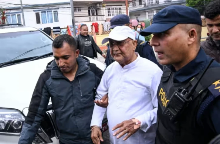 L'ancien Premier ministre népalais KP Sharma Oli escorté par la police et emmené à l'hôpital après son arrestation le 28 mars 2026 à Katmandou ( AFP / PRAKASH MATHEMA )