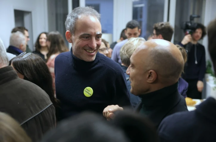 L'eurodéputé et leader de Place publique, Raphaël Glucksmann (centre), assiste à l'inauguration du siège du mouvement à Paris, le 25 janvier 2025