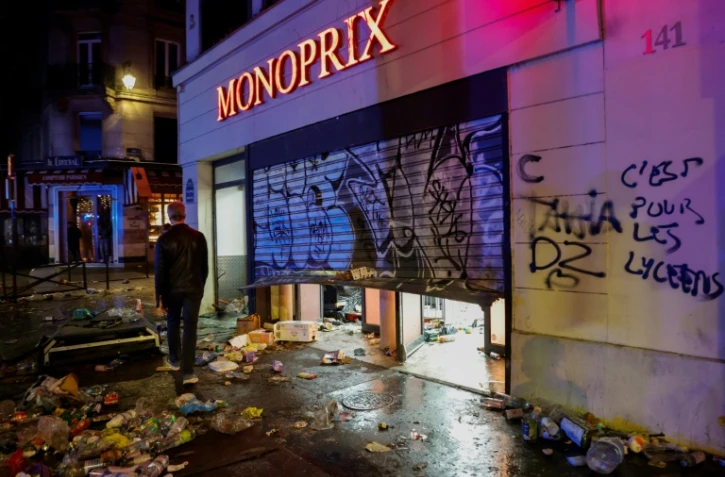 Un slogan "C'est pour les lycéens" tagué sur un magasin Monoprix pillé, le 17 octobre 2026 à Paris