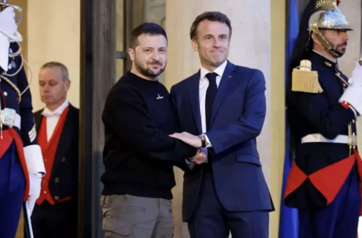 Le président français Emmanuel Macron (à droite) reçoit son homologue ukrainien Volodymyr Zelensky, le 14 mai 2023 à Paris ( AFP / Ludovic MARIN )