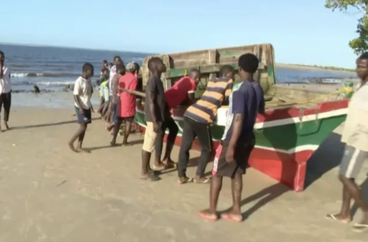 Image tirée d'une vidéo obtenue par l'AFPTV auprès de TVM, le 8 avril 2024, montrant le bateau qui a coulé au large de la côte nord du Mozambique, faisant au moins 97 morts ( TVM / - )