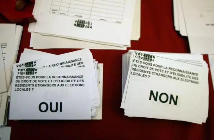 Des bulletins de vote pour ou contre le droit de vote des étrangers non communautaires aux élections locales, le 6 décembre 2002