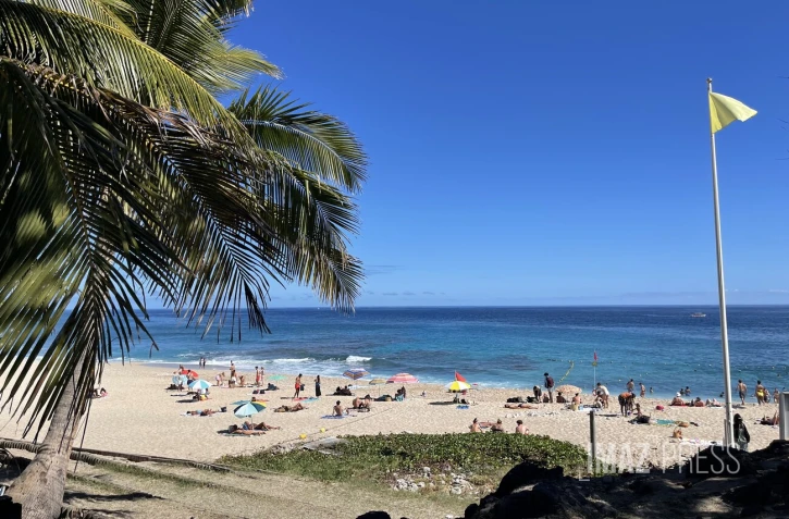 soleil et ciel bleu à Boucan Canot avec drapeau