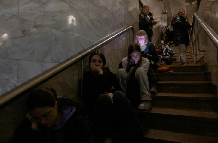 Des personnes se réfugient dans une station de métro lors d'une alerte aérienne à Kiev, le 2 juin 2026