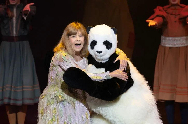 Chantal Goya sur la scène du Palais des Congrès à Paris, le 25 mai 2025 - JOEL SAGET / AFP