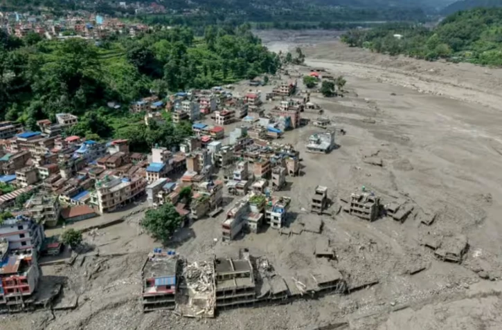 Des habitations ensevelies sous la boue après des inondations soudaines survenues à Trishuli Bazar, dans le district de Nuwakot au Népal, le 26 août 2026 ( AFP / Prabin RANABHAT )