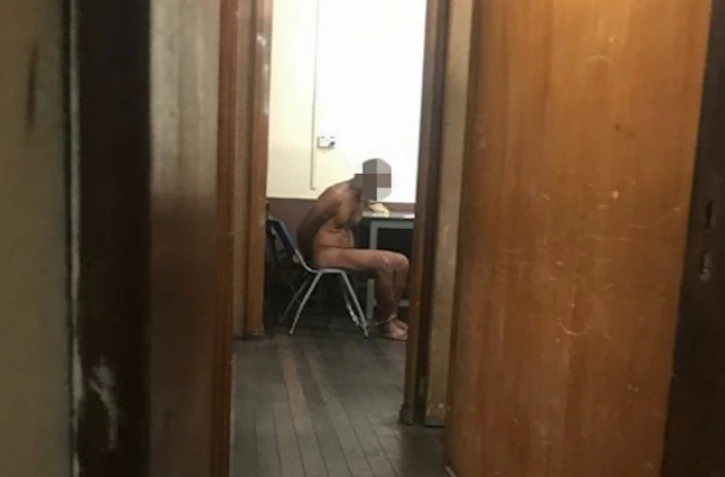 La photo de David Gaiqui, un suspect nu et enchaîné, diffusée