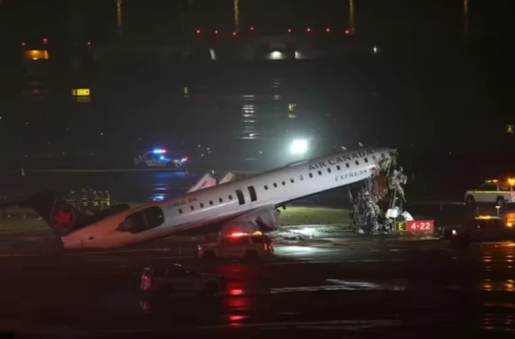 Un CRJ-900 d'Air Canada Express est immobilisé sur la piste après être entré en collision avec un véhicule de l'autorité portuaire, à l'aéroport LaGuardia de New York, le 23 mars 2026 ( AFP / ANGELA WEISS )