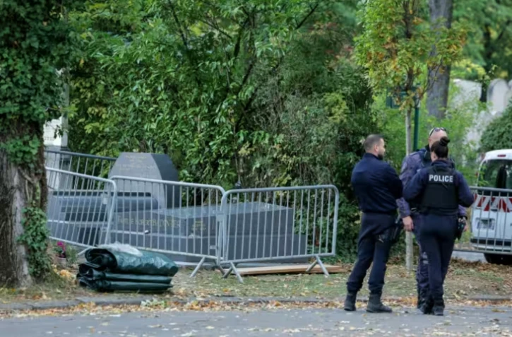 Des policiers près de la tombe de l'ancien ministre de la Justice, Robert Badinter, vandalisée quelques heures avant son transfert au Panthéon, au cimetière de Bagneux, près de Paris, le 9 octobre 2025 ( AFP / Thomas SAMSON )