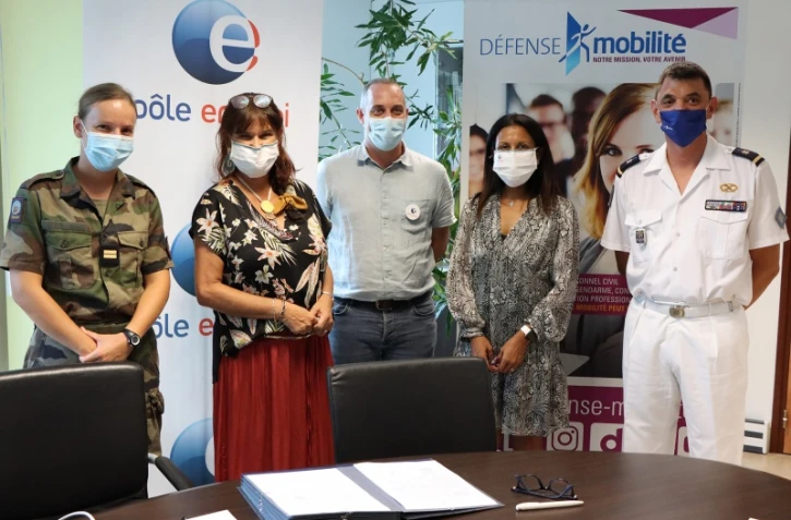 Signature d'une convention cadre : Pôle emploi accompagne les militaires