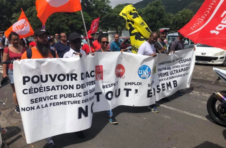 L'intersyndicale de La Poste se réunit devant la préfecture 