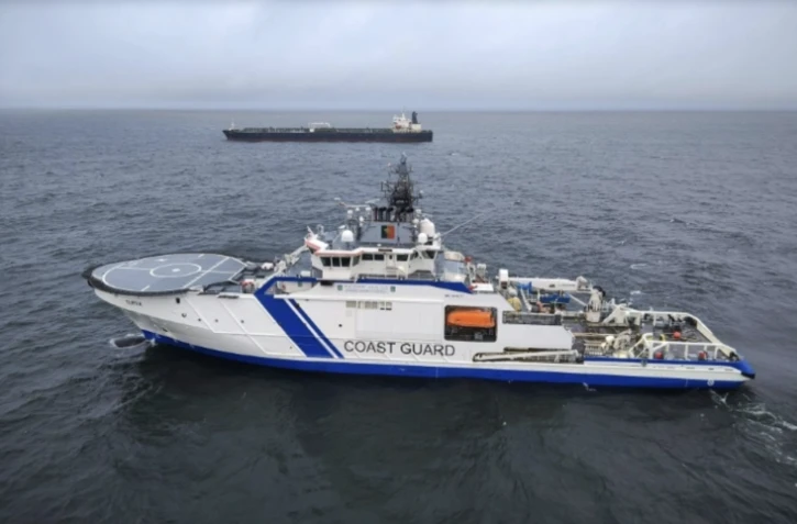 Un navire des gardes-frontières finlandais devant le pétrolier Eagle S, en mer près de Porkkala , au sud de la Finlande, le 26 décembre 2024 ( Finnish Border Guard / Handout )