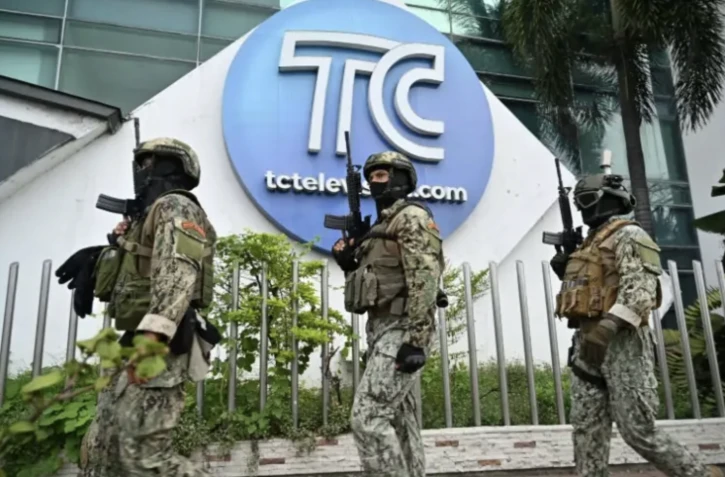 Un soldat équatorien monte la garde devant la chaîne de télévision équatorienne TC où des hommes armés non identifiés ont fait irruption en direct dans le studio de la télévision publique, le 9 janvier 2024, à Guayaquil, en Equateur ( AFP / MARCOS PIN )